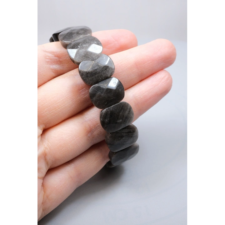 Gece Gökyüzünün Gümüş Şifası: Parlak Oval Faset Kesim Silver Obsidyen Bileklik