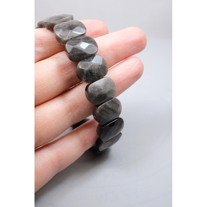 Gece Gökyüzünün Gümüş Şifası: Parlak Oval Faset Kesim Silver Obsidyen Bileklik
