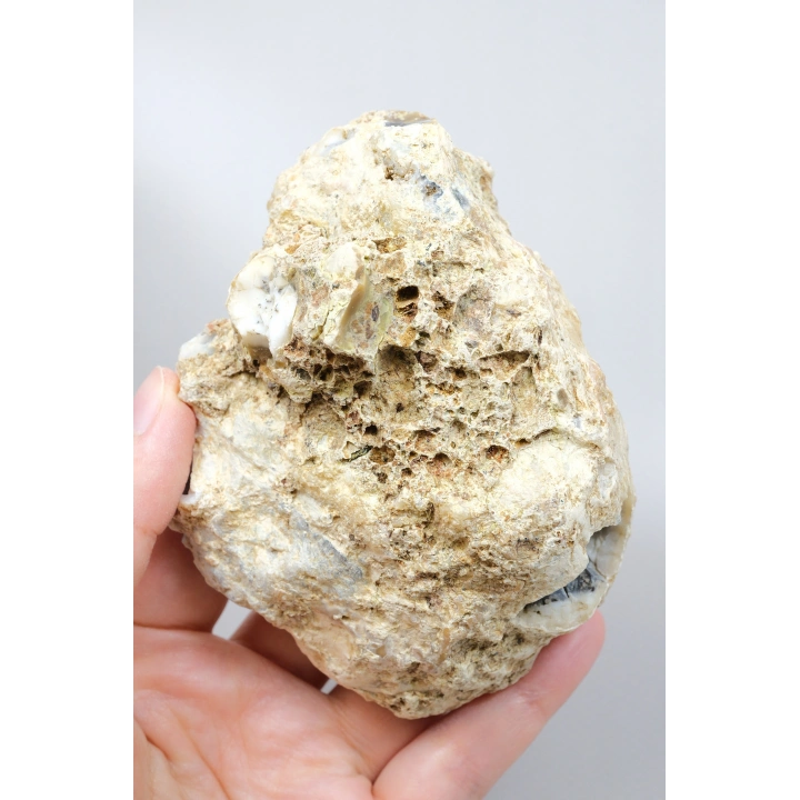 蓝靛蓝梅林石独石，274克，其中有散漂的动态片段在结晶空腔内浮动