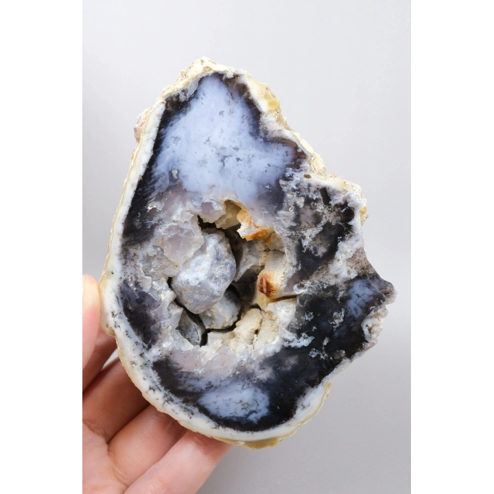 蓝靛蓝梅林石独石，274克，其中有散漂的动态片段在结晶空腔内浮动
