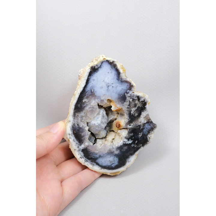 蓝靛蓝梅林石独石，274克，其中有散漂的动态片段在结晶空腔内浮动
