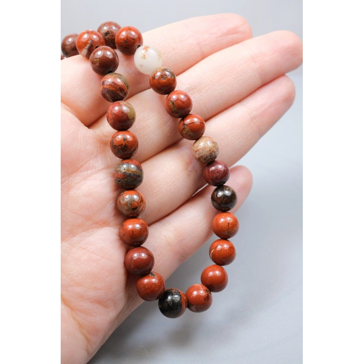 Energia del Fuoco Rosso, Passione e Forza Incrollabile: Brillante Sfera di Jaspe Rosso Taglio a Peste 8mm Collana