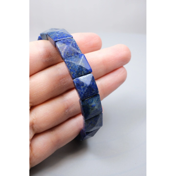 Kralların Asil Mavisi ve Bilgeliğin Işıltısı: Parlak Kare Kesim Lapis Lazuli Bileklik