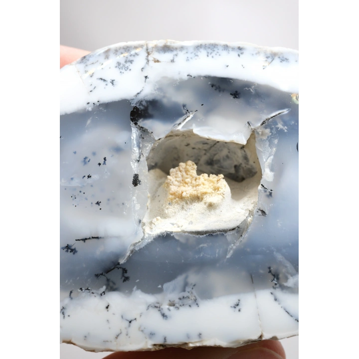 Büyük Cilalı Mavi Merlinite Jeyot Çifti - Yarı Saydam Buz Mavisi Çekirdek ile Beyaz Hâlo ve Kuvars Boşluğu, 652g
