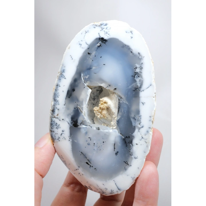 Büyük Cilalı Mavi Merlinite Jeyot Çifti - Yarı Saydam Buz Mavisi Çekirdek ile Beyaz Hâlo ve Kuvars Boşluğu, 652g