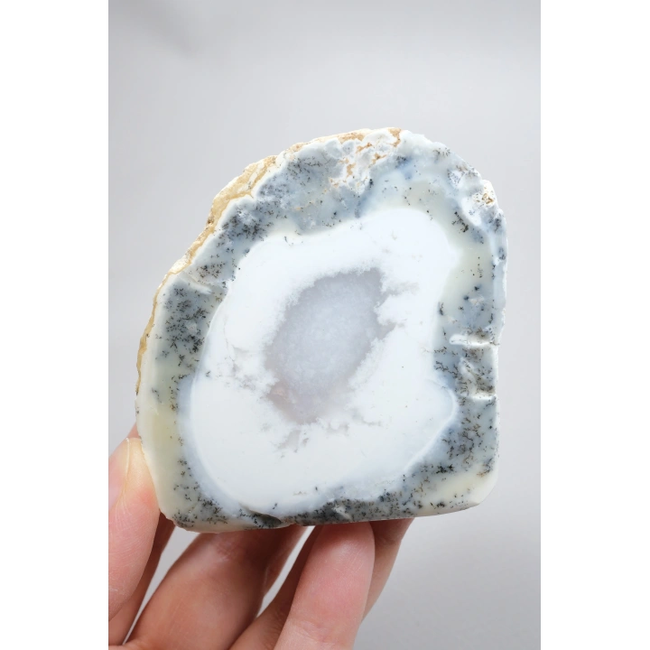 Ópalo dendrítico azul claro y blanco níveo, cortado por la mitad, con inclusiones negras de manganeso, 168 g