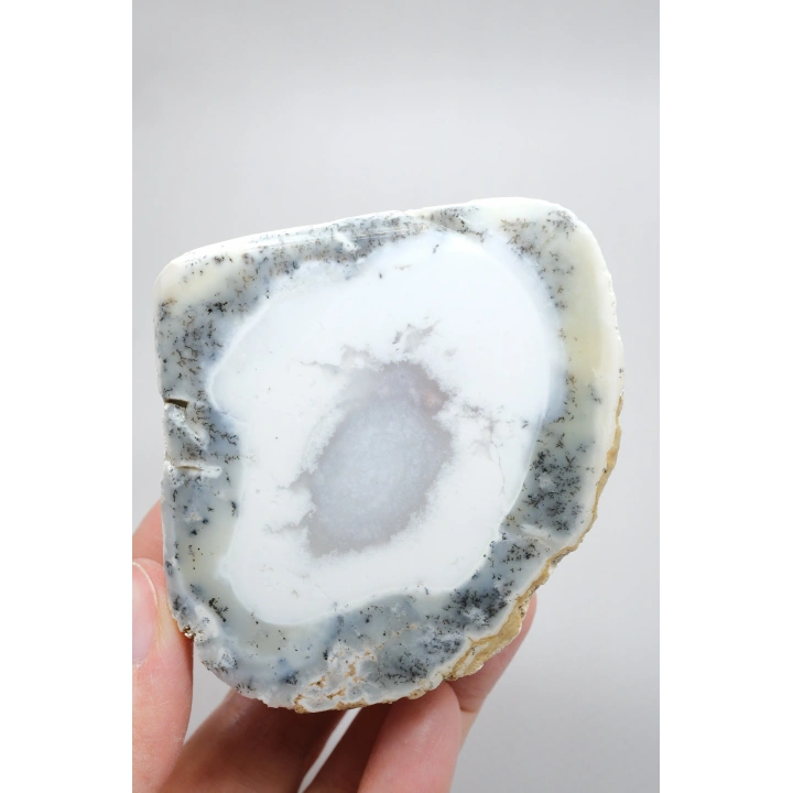 Ópalo dendrítico azul claro y blanco níveo, cortado por la mitad, con inclusiones negras de manganeso, 168 g