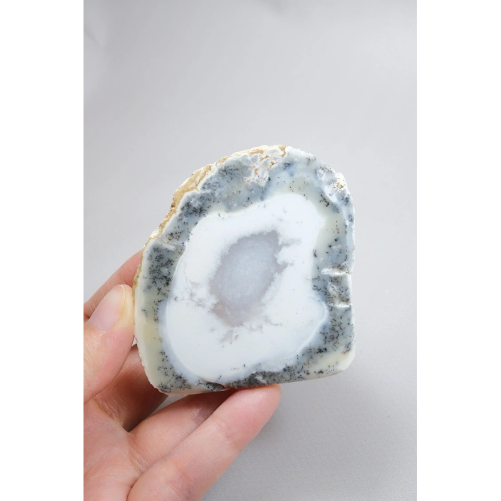 Ópalo dendrítico azul claro y blanco níveo, cortado por la mitad, con inclusiones negras de manganeso, 168 g