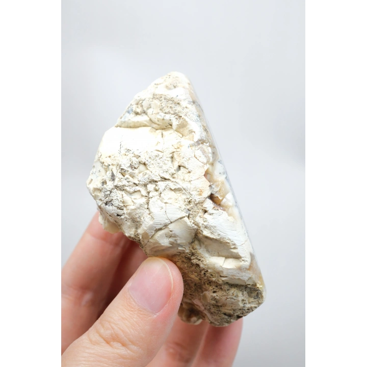 شريحة من حجر الأوبال الشجري (Dendritic Opal) بلون أزرق داكن وأبيض - ميرلينيت (Merlinite) مع شوائب سوداء، الوزن 203 غرامات.