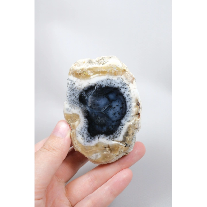 شريحة من حجر الأوبال الشجري (Dendritic Opal) بلون أزرق داكن وأبيض - ميرلينيت (Merlinite) مع شوائب سوداء، الوزن 203 غرامات.