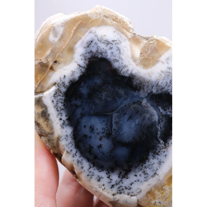 شريحة من حجر الأوبال الشجري (Dendritic Opal) بلون أزرق داكن وأبيض - ميرلينيت (Merlinite) مع شوائب سوداء، الوزن 203 غرامات.
