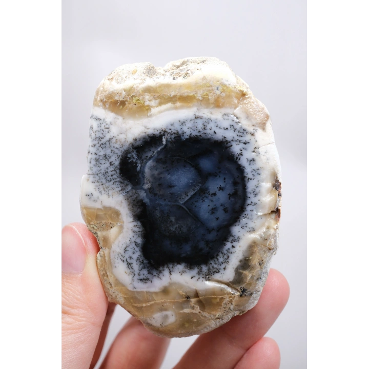 شريحة من حجر الأوبال الشجري (Dendritic Opal) بلون أزرق داكن وأبيض - ميرلينيت (Merlinite) مع شوائب سوداء، الوزن 203 غرامات.
