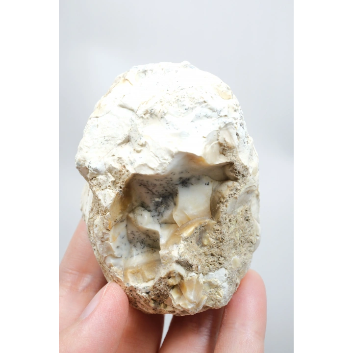 شريحة من حجر الأوبال الشجري (Dendritic Opal) بلون أزرق داكن وأبيض - ميرلينيت (Merlinite) مع شوائب سوداء، الوزن 203 غرامات.