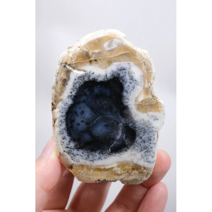 شريحة من حجر الأوبال الشجري (Dendritic Opal) بلون أزرق داكن وأبيض - ميرلينيت (Merlinite) مع شوائب سوداء، الوزن 203 غرامات.