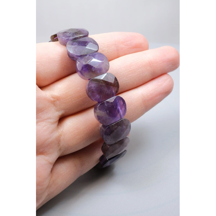 Il più nobile rimedio e pace del viola: Bracciale in ametista dalle sfaccettature ovali luminose