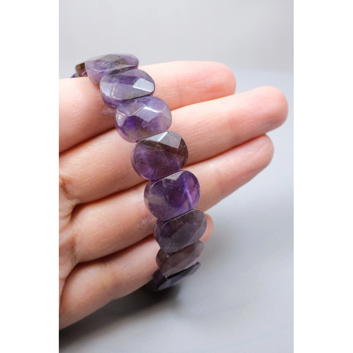 Il più nobile rimedio e pace del viola: Bracciale in ametista dalle sfaccettature ovali luminose