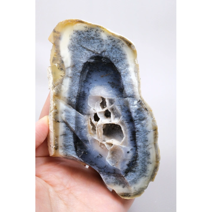 Natural Mavi & Bal Rengi Merlinite Geode Dilimi - Dendtritik Opal Kesilmiş Plaka ile Druzy Kuvars Boşluğu, 308g