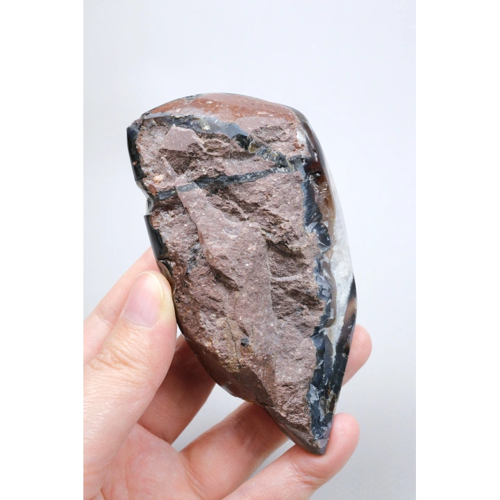 Oniks Akik Dilimi, Siyah Zırh Bantlarıyla, Yarı Saydam Kuvars Çekirdeği, 148g