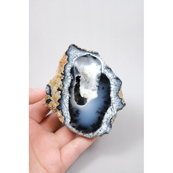 Échantillon unique de géode en opale dendritique 3D (Merlinite),206g