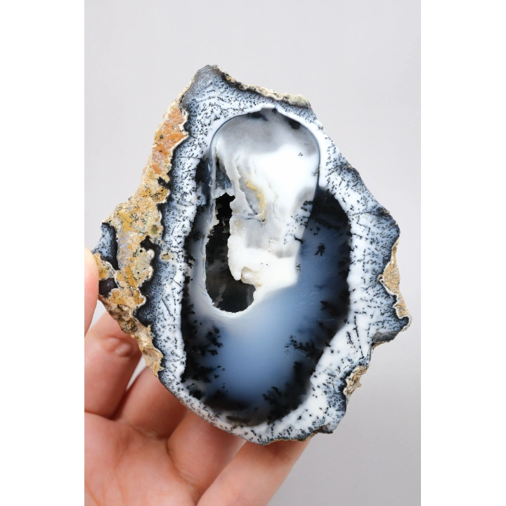 Échantillon unique de géode en opale dendritique 3D (Merlinite),206g