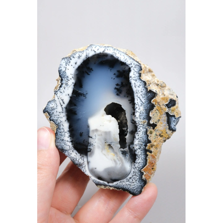 Échantillon unique de géode en opale dendritique 3D (Merlinite),206g