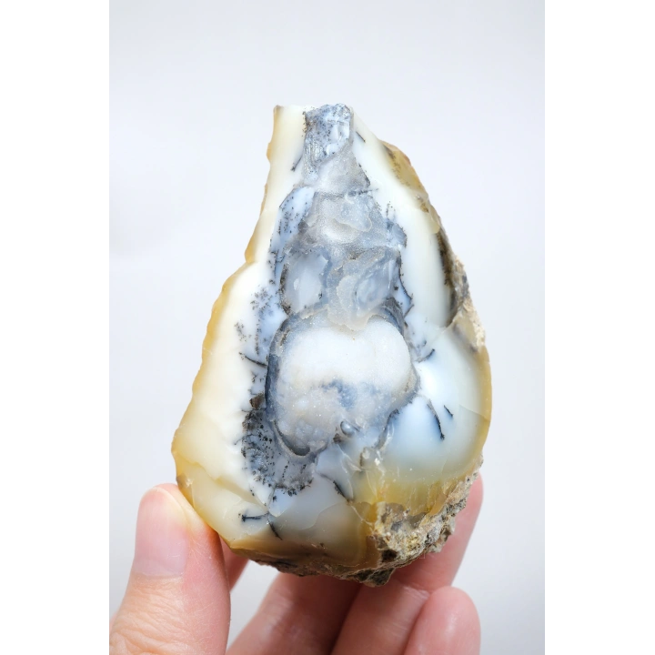 粗糙的梅林岩/有树枝状状玛瑙，带有淡蓝色水晶核，154克