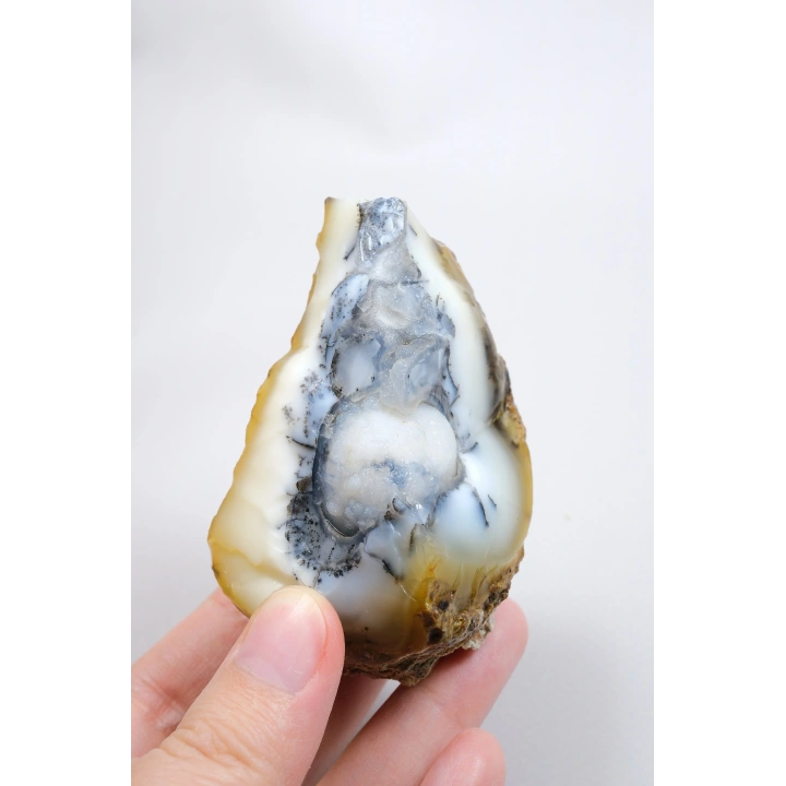 粗糙的梅林岩/有树枝状状玛瑙，带有淡蓝色水晶核，154克