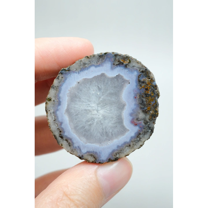 青ラベンダーアゲート|白水晶のコアを持つ磨かれたバンドアゲート
