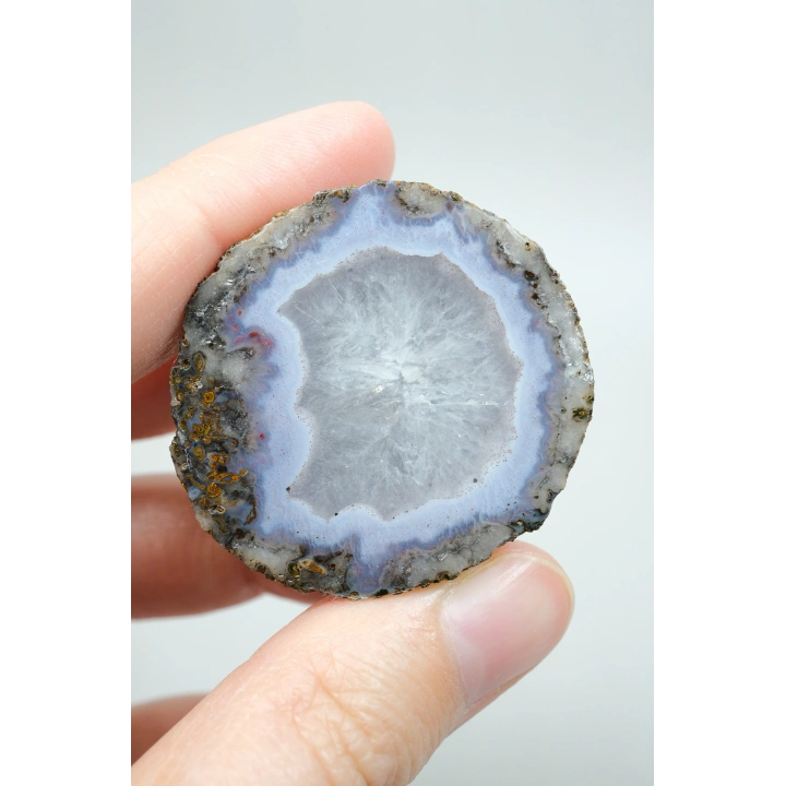 青ラベンダーアゲート|白水晶のコアを持つ磨かれたバンドアゲート