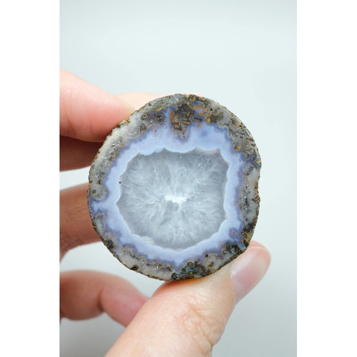 青ラベンダーアゲート|白水晶のコアを持つ磨かれたバンドアゲート