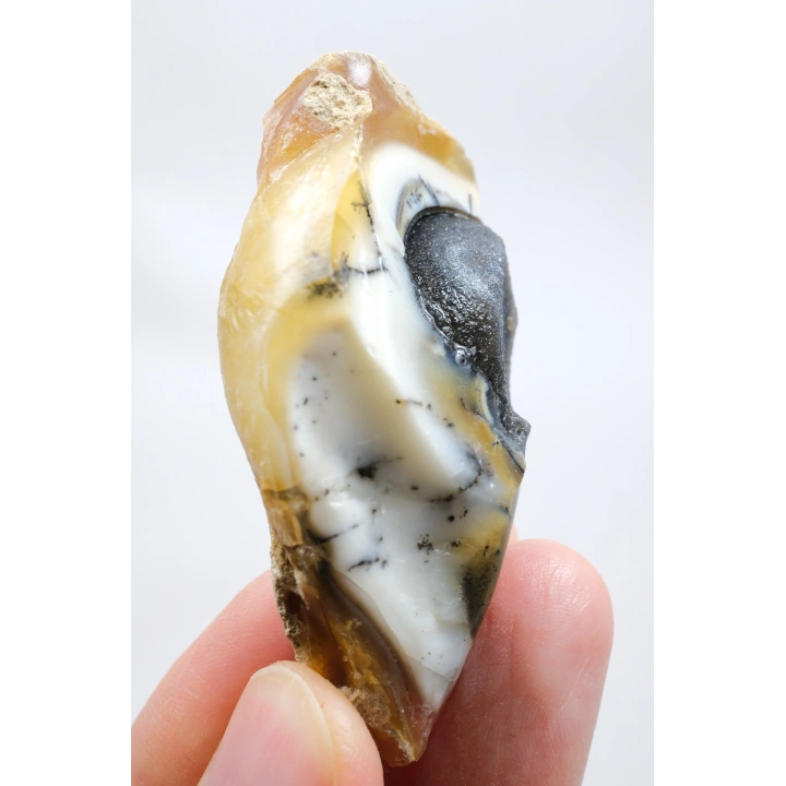 小さな黄色の樹枝状オパールゲオードで、自然な「目」の形成と黒いドルージーコアがあり、38g