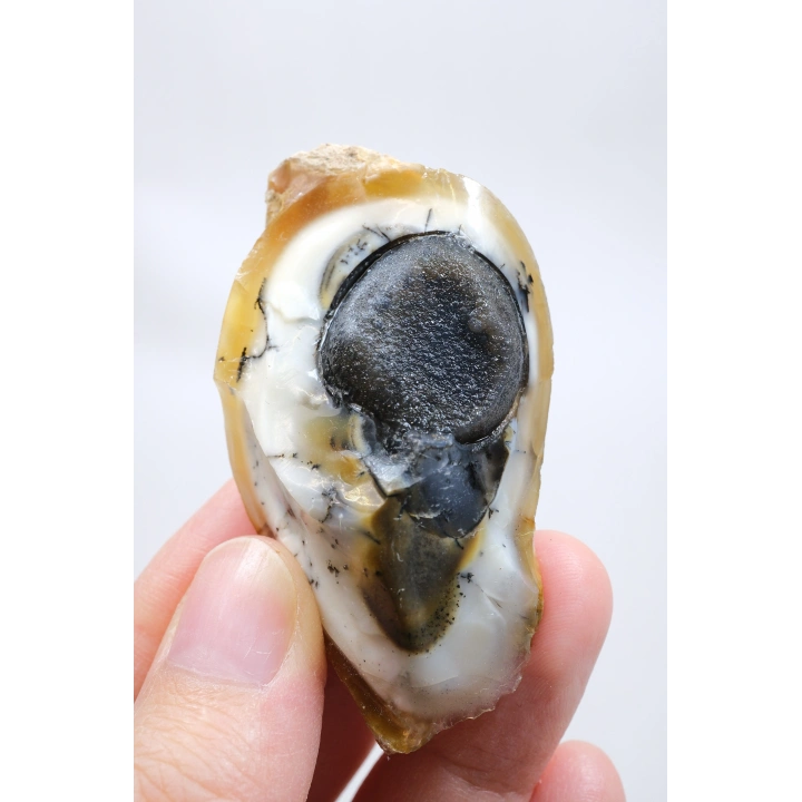 小さな黄色の樹枝状オパールゲオードで、自然な「目」の形成と黒いドルージーコアがあり、38g
