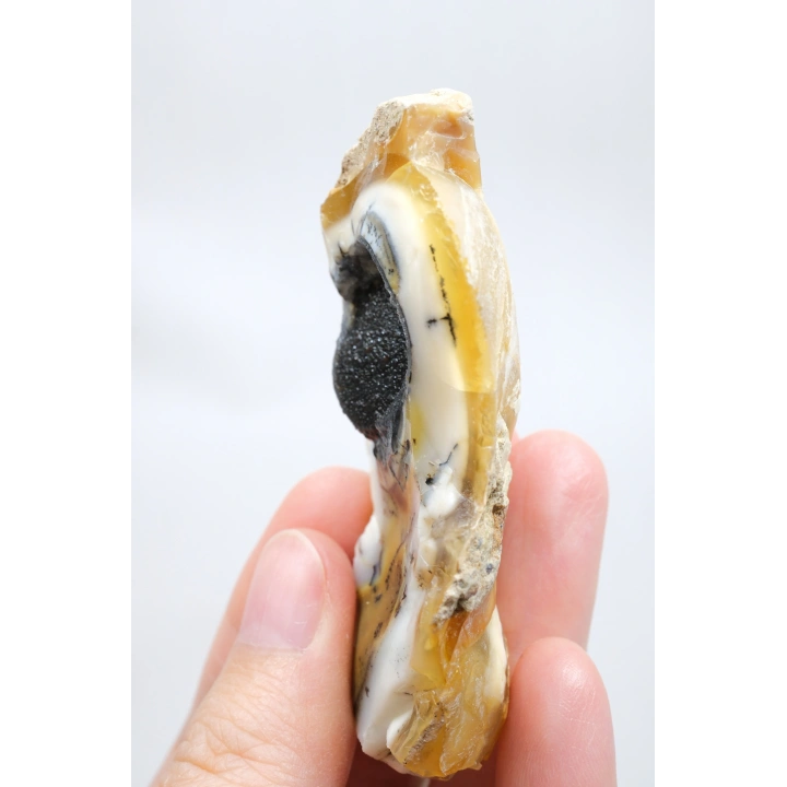 小黄色树枝状蛋白石晶洞，具有自然“眼睛”形态和黑色晶核，41克