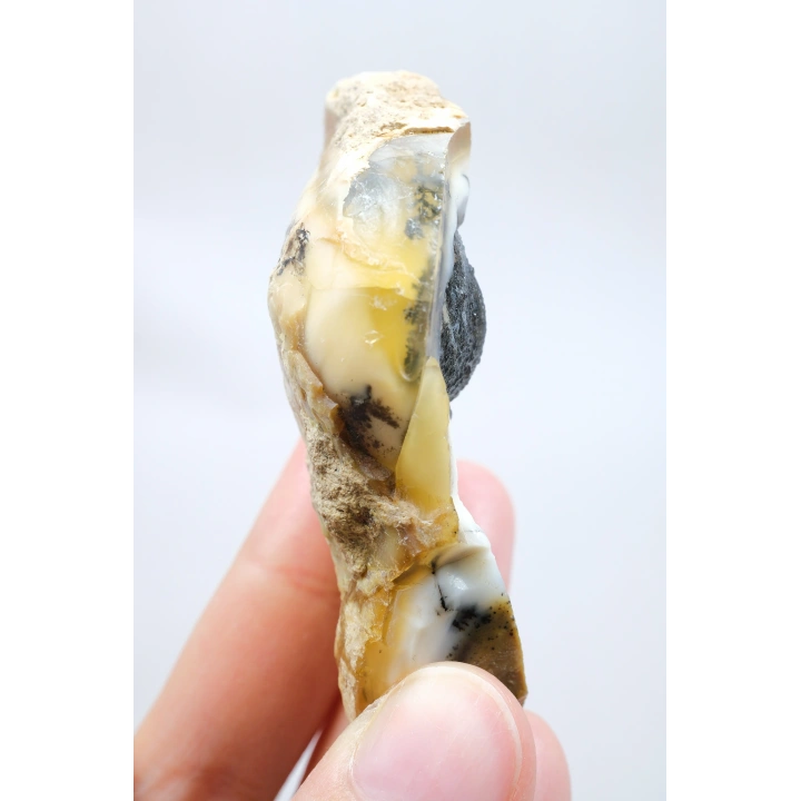 小黄色树枝状蛋白石晶洞，具有自然“眼睛”形态和黑色晶核，41克