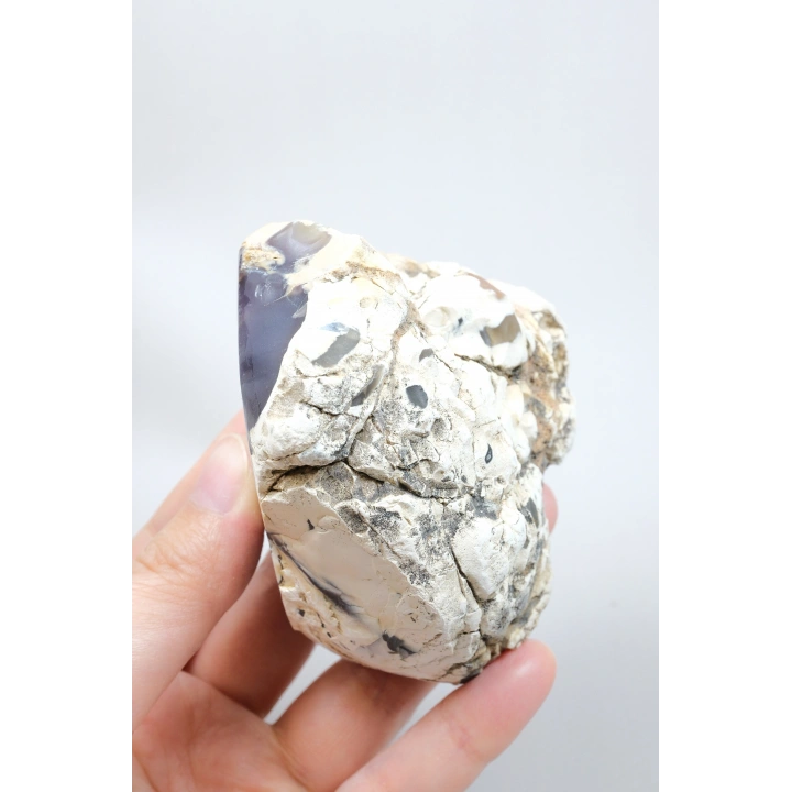 Tranche dopale commune bleu lavande fumée avec un œil orbiculaire blanc, 264g