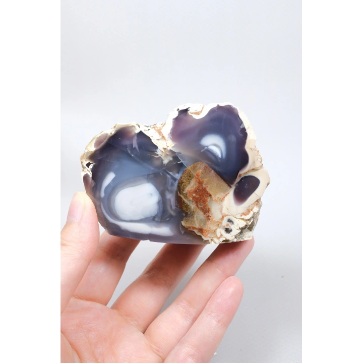 Tranche dopale commune bleu lavande fumée avec un œil orbiculaire blanc, 264g