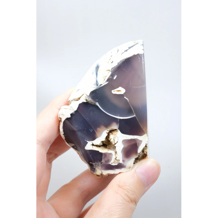 Tranche dopale commune bleu lavande fumée avec un œil orbiculaire blanc, 264g