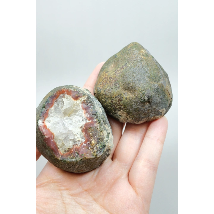 Terracotta Kırmızı Bantlı Almus Tüy Akik taş, Oker Sarısı Tüyler ve Buzlu Kuvars