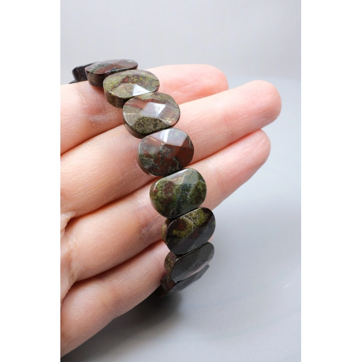 La profonda potenza della Terra e lo spirito guerriero: bracciale in pietra naturale di eliotropio con taglio ovale