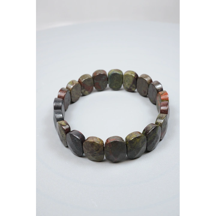 La profonda potenza della Terra e lo spirito guerriero: bracciale in pietra naturale di eliotropio con taglio ovale