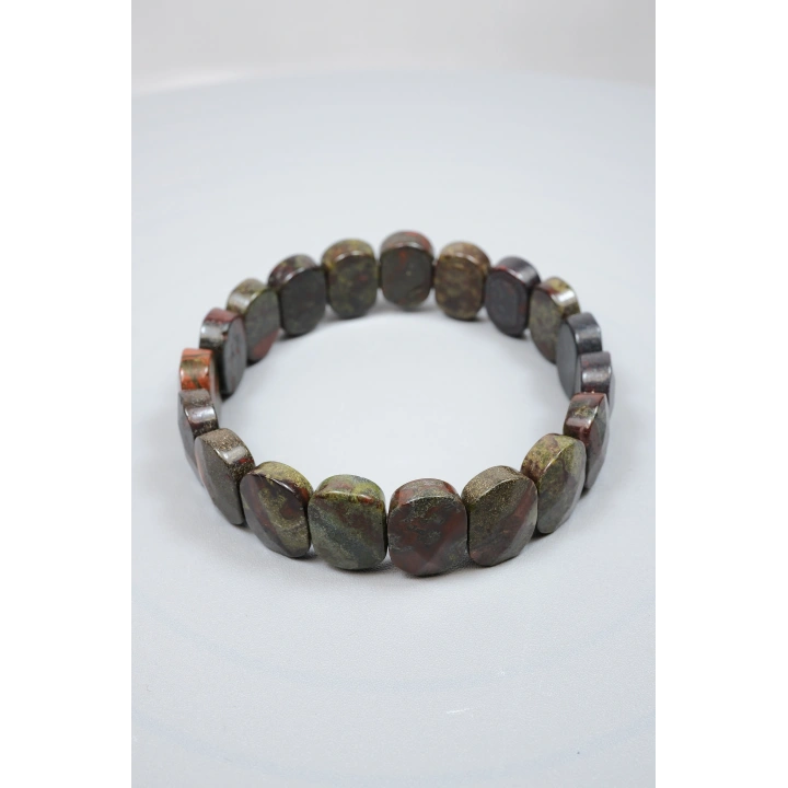 La profonda potenza della Terra e lo spirito guerriero: bracciale in pietra naturale di eliotropio con taglio ovale