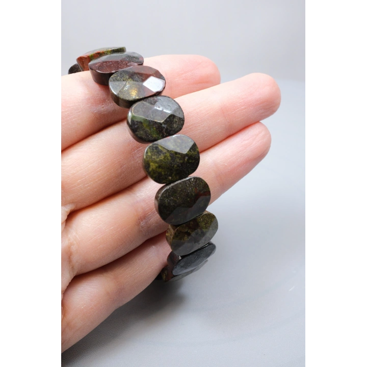La profonda potenza della Terra e lo spirito guerriero: bracciale in pietra naturale di eliotropio con taglio ovale