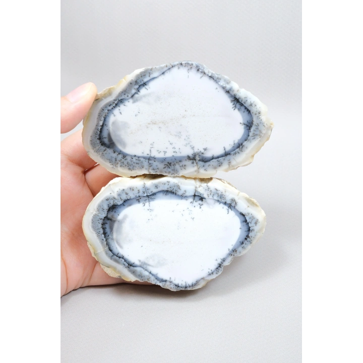 Beyaz ve Mavi Merlinit – Dumanlı Mavi Bantlı Dendritik Opal, 380g