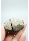 Tozlu Mor, Oker Sarısı ve Tuğla Kırmızısı Nakışlı Tüy Siyah Deniz Akik