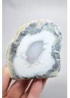 Ópalo dendrítico azul claro y blanco níveo, cortado por la mitad, con inclusiones negras de manganeso, 168 g