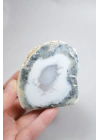 Ópalo dendrítico azul claro y blanco níveo, cortado por la mitad, con inclusiones negras de manganeso, 168 g
