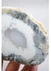 Ópalo dendrítico azul claro y blanco níveo, cortado por la mitad, con inclusiones negras de manganeso, 168 g