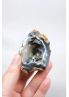 Merlinite 树枝状蛋白石晶洞 —— 内部中空的结核，伴有葡萄状玉髓与立体黑色树枝状纹理，重 67 克