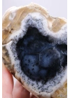 شريحة من حجر الأوبال الشجري (Dendritic Opal) بلون أزرق داكن وأبيض - ميرلينيت (Merlinite) مع شوائب سوداء، الوزن 203 غرامات.