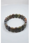 La profonda potenza della Terra e lo spirito guerriero: bracciale in pietra naturale di eliotropio con taglio ovale